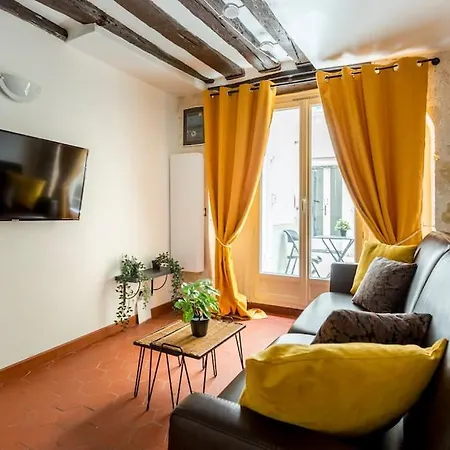 Sweety In Center Of Apartment