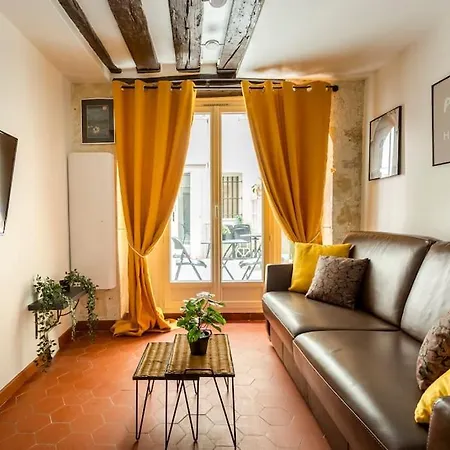 Sweety In Center Of Apartment